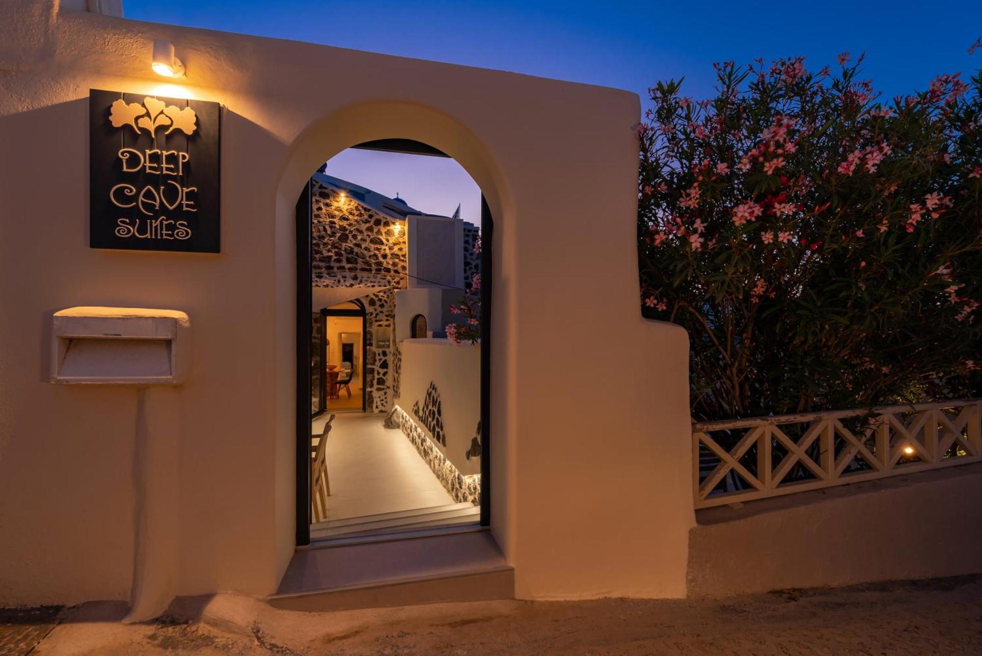Deep Cave Suites Kontochori Fira  Exteriér fotografie