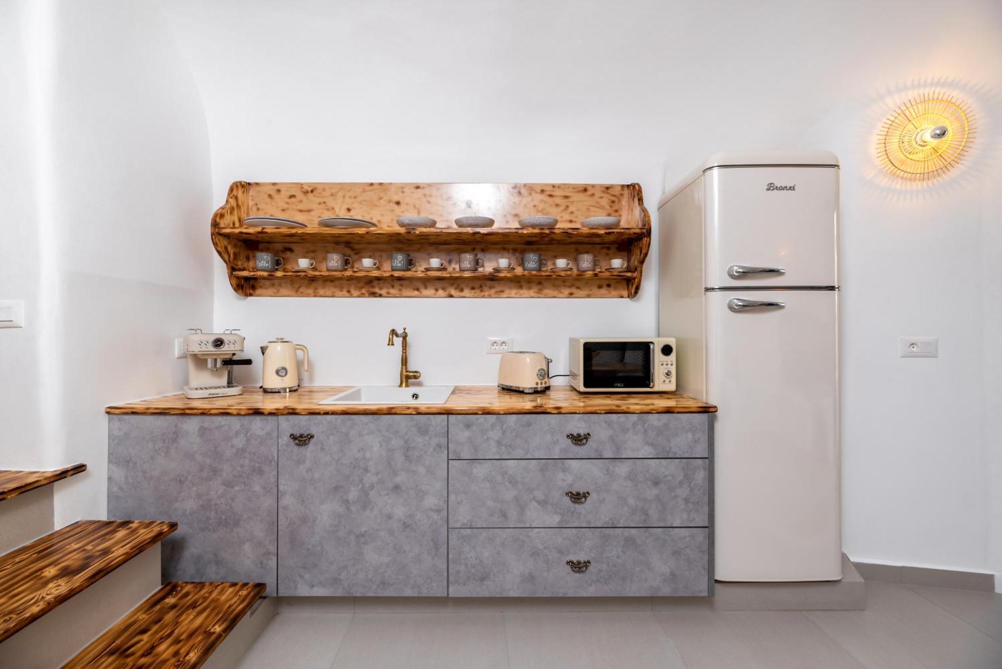 Deep Cave Suites Kontochori Fira  Exteriér fotografie